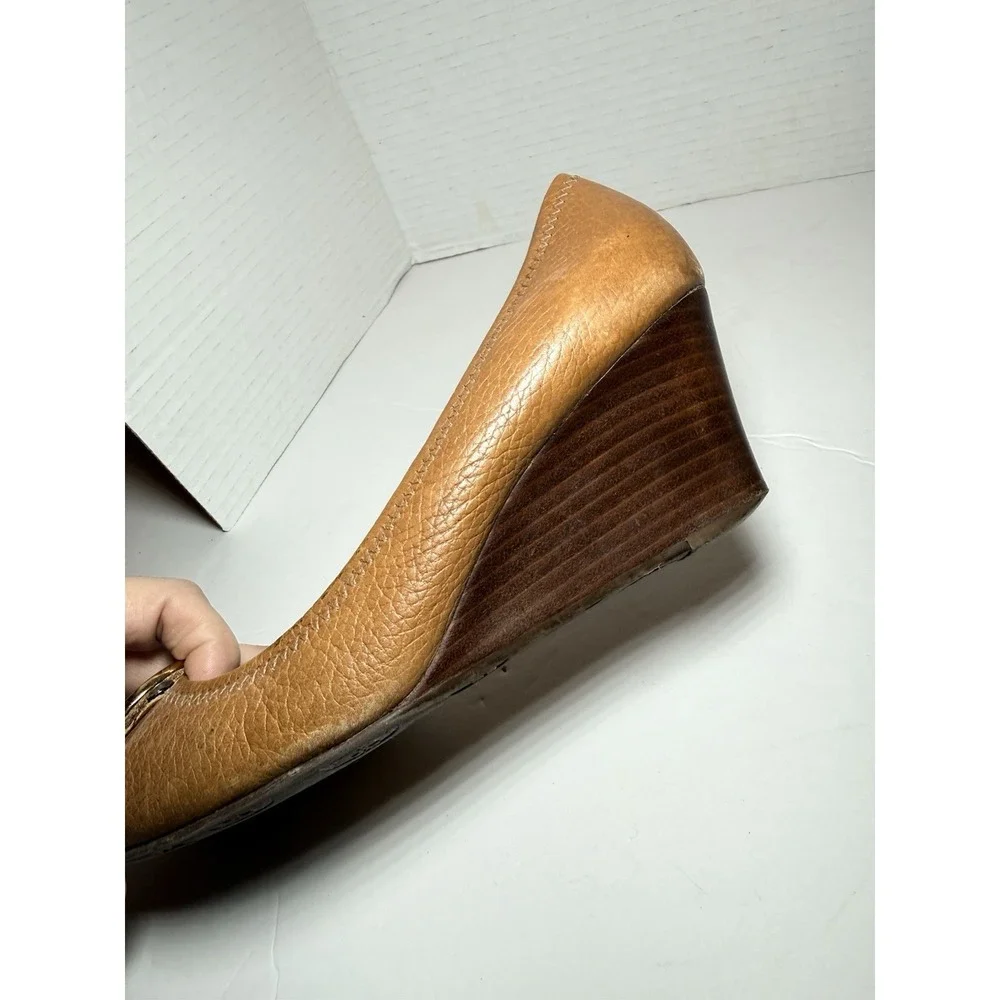 Tory Burch Sally 2 Peep Toe Wedge Heels Tan Leather Gold Logo Women's Sz 7.5